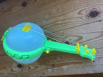 Balloon Banjo แบนโจพิมพ์สามมิติที่ใช้ลูกโป่งงานวันเกิดเป็นกล่องเสียง