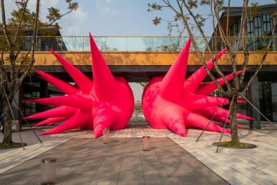Steve Messam ใส่หนามเป่าลมใต้สะพาน และก้อนสีเหลืองที่ล้นออกจากโกดัง