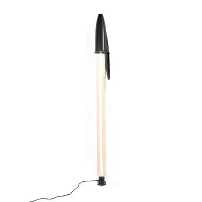 BIC Lamp ของ Seletti ขยายปากกาเป็นโคมไฟ แล้วให้ของบนโต๊ะสูงเกือบเท่าคน