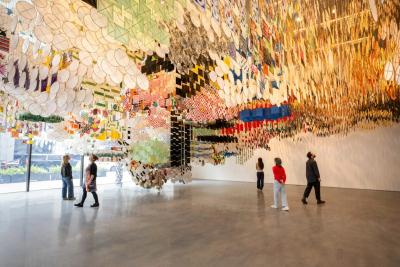 Giant Arc ว่าวเจ็ดหมื่นห้าพันตัวที่ Jacob Hashimoto แขวนไว้เต็มเพดาน SFMOMA