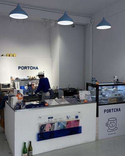 แนะนำ Portcha Cafe ร้านมัทฉะชั้นล่างตึกเดียวกับ Naive Flora Tattoo ที่มีทั้งตู้ถ่ายรูป ชั้นขายของ และราวเสื้อผ้า