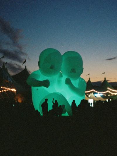 Pohoda Festival 2026 ขยายโลโก้เด็กสองคนให้เรืองแสงกลางงาน โดยยังเก็บความคุ้นเคยไว้