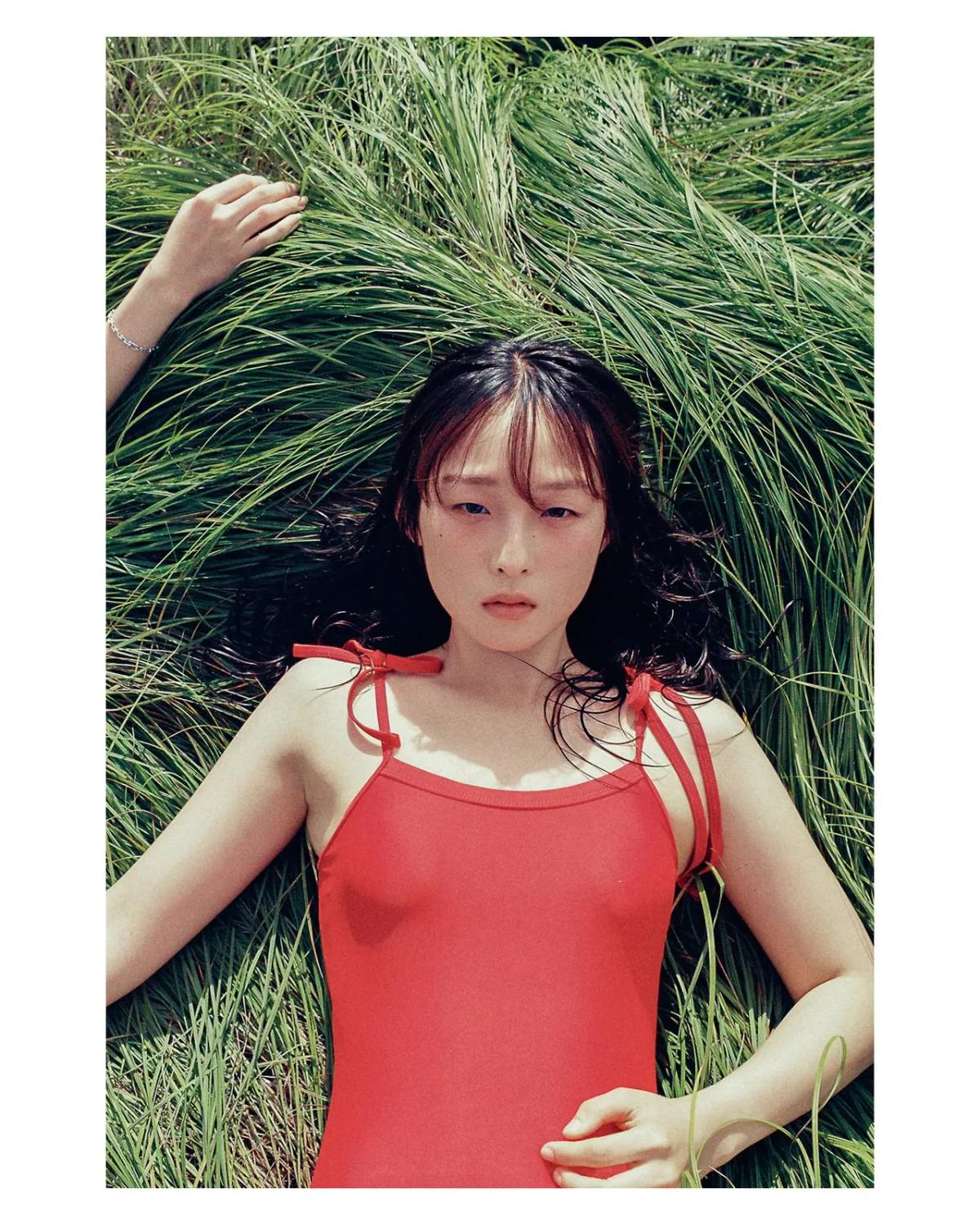 김일권 · ชุดว่ายน้ำสีแดงสามตัวที่สีไม่ตรงกัน