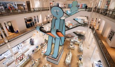 Jean Jullien ให้คนกระดาษใช้พื้นที่ร่วมกับเรา ตั้งแต่กลางห้างถึงโรงแรม