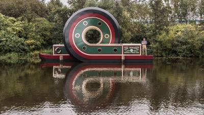 Alex Chinneck ม้วนเรือเป็นวงกลางคลอง แล้วบิดของริมทางให้เราเผลอมองซ้ำ