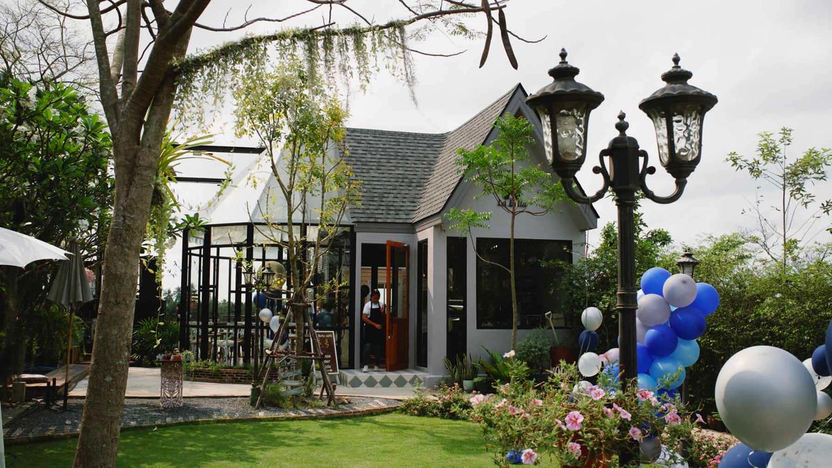 La Bella Café ความสงบและความโรแมนติกริมแม่น้ำท่าจีน