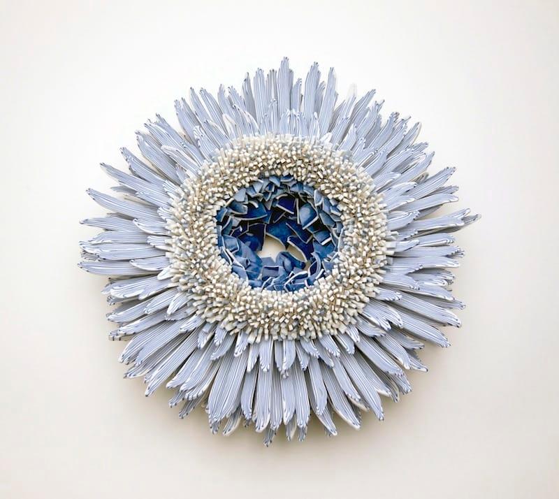 Zemer Peled ศิลปินที่ทุบพอร์ซเลนให้แตกเป็นพันชิ้น แล้วประกอบกลับเป็นดอกไม้