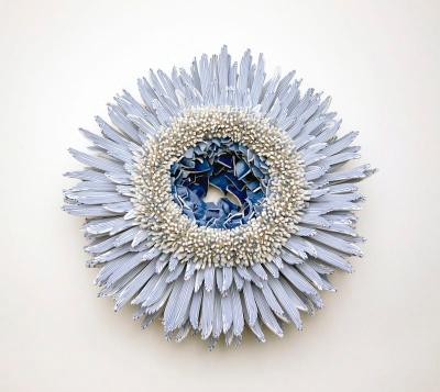 Zemer Peled ศิลปินที่ทุบพอร์ซเลนให้แตกเป็นพันชิ้น แล้วประกอบกลับเป็นดอกไม้
