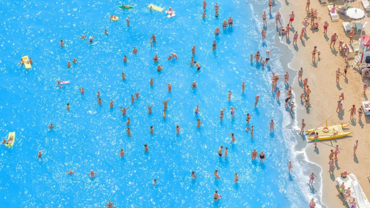 ความสนุกสนานในทะเล ภาพถ่าย Bird’s Eye View ของ Olivio Barbieri เสนอภาพรวมของความสดใสและความเยือกเย็นในชีวิตแห่งการเต้นรำ