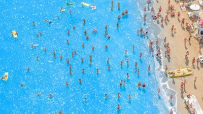 ความสนุกสนานในทะเล ภาพถ่าย Bird’s Eye View ของ Olivio Barbieri เสนอภาพรวมของความสดใสและความเยือกเย็นในชีวิตแห่งการเต้นรำ
