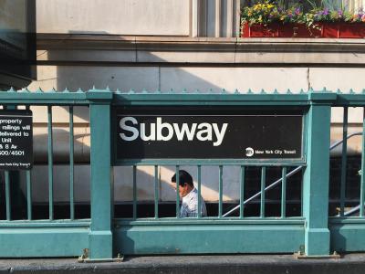 Helvetica ฟอนต์ที่พยายามไม่มีความเห็น และกลายเป็นเสียงของรถไฟใต้ดินนิวยอร์ก