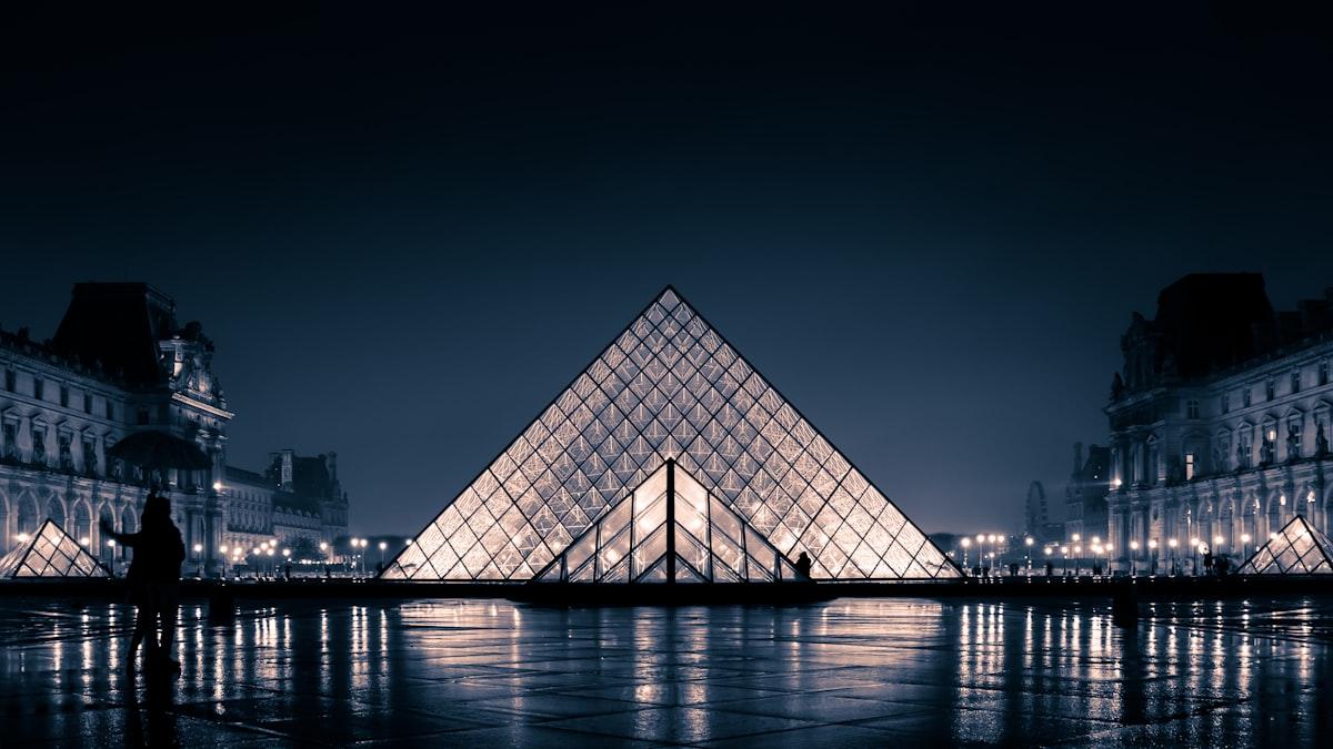 เมื่อเสื้อยืดของฝาก Louvre ถูกตัดเย็บใหม่ Marine Serre กับ 420 ชั่วโมงของ “The Grace of Time”