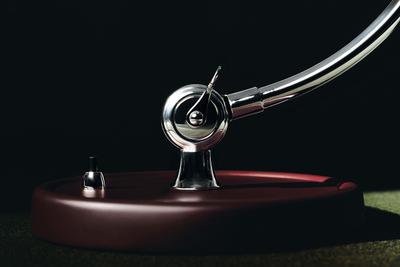 Fritz Hansen x Technics เมื่อโคมไฟ Bauhaus ปี 1936 มาเจอเครื่องเล่นแผ่นเสียงในสีเบอร์กันดีเดียวกัน