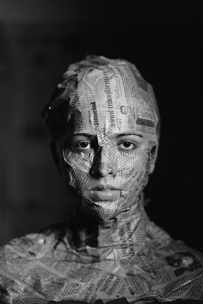 Lorna Simpson: Third Person เมื่อภาพถ่ายเชิงแนวคิดเปลี่ยนผ่านสู่จิตรกรรม
