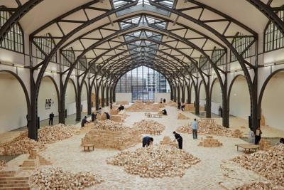 Lina Lapelytė กับ 400,000 ก้อนไม้ที่ Hamburger Bahnhof เมื่อการสร้างและการพังทลายเกิดขึ้นพร้อมกัน